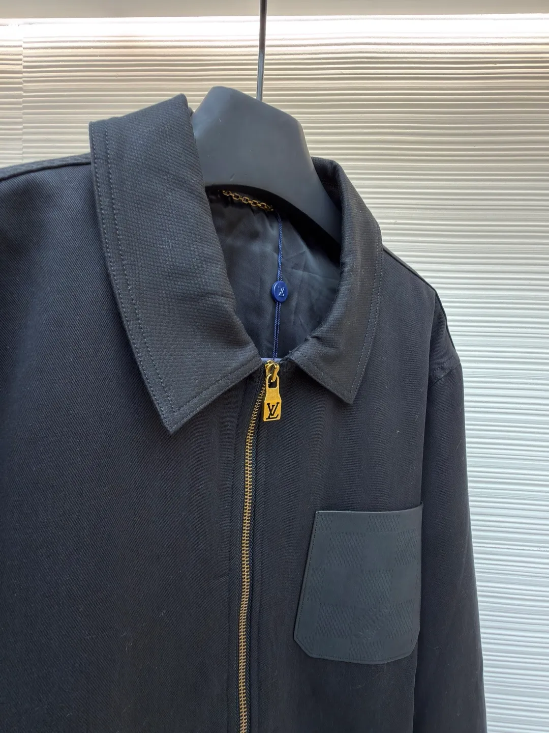 LOUIS VUITTON checkerboard pocket zipper jacket ●Item number: 1682123-B50 ●Material: cotton twill fabric ●Technology: heat-pressed lamination ●Color: black ●Version: fitted version ●Weight: about 860 grams ●Size: S-M-L-XL ●Description: This Louis Vuitton black lapel zipper jacket shows the brand's exquisite craftsmanship. The body is made of high-density twill fabric. It has been pre-shrunk and shaped and ironed to give the fabric a crisp silhouette and wrinkle resistance, smooth touch and excellent wear resistance. The placket is equipped with a customized metal zipper. The zipper teeth are precision polished and gold-plated, making it smooth and durable. The zipper head is engraved with the brand's classic logo, and the details highlight the texture. The body pockets are made with welt bag technology, and the edges of the pockets are reinforced with double-needle stitching, which not only ensures practicality but also makes the fit neater. The chest patch pockets are spliced ​​with fabrics of different textures, and the hot-pressing lamination process makes the splices smooth and free of glue marks. The lapel part has been three-dimensionally cut and hand-drawn to fit the neck line and is not easily deformed. Every stitch follows strict stitch length standards, perfectly combining simple design with exquisite craftsmanship. The overall wiring is straight and delicate, the fabric is comfortable and soft, and the color is consistent without color difference. It can be matched with the same style to create a fashionable look and control various occasions. Customized accessories, complete with three standards, same style for men and women!